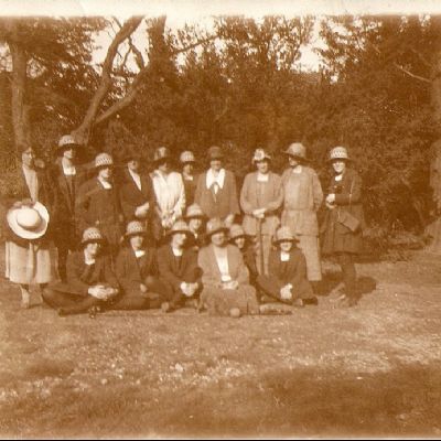 Staff and Pupils 1922